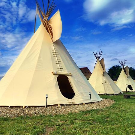מלון Chodouny Teepee Camp Lounky מראה חיצוני תמונה