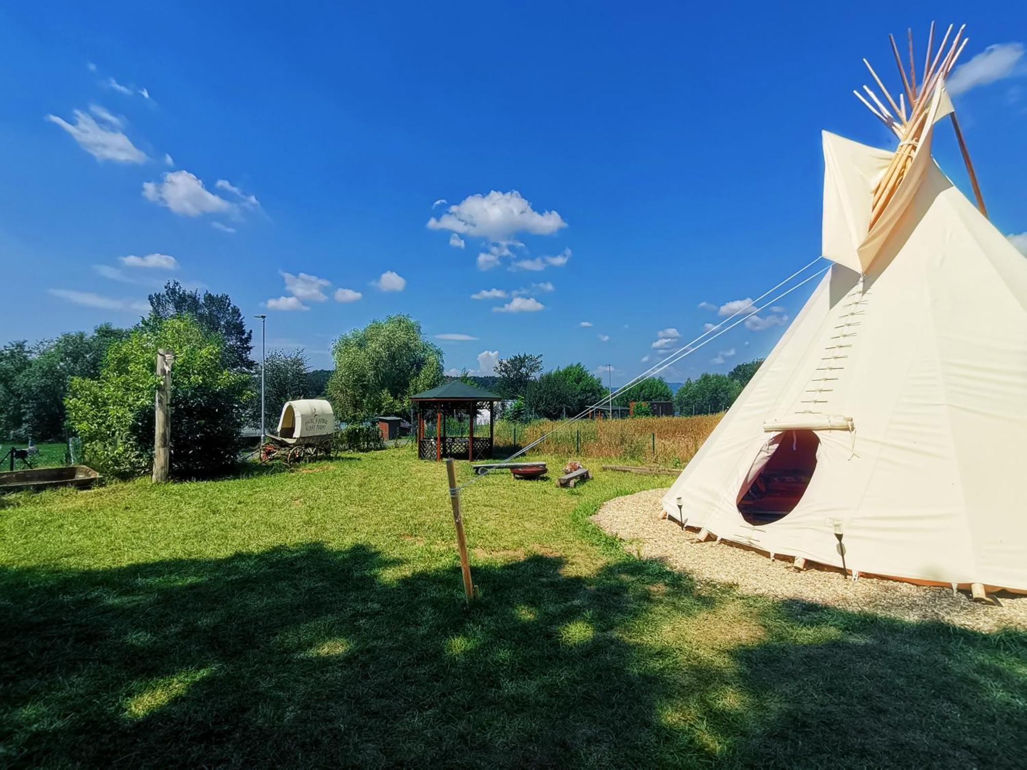 מלון Chodouny Teepee Camp Lounky מראה חיצוני תמונה
